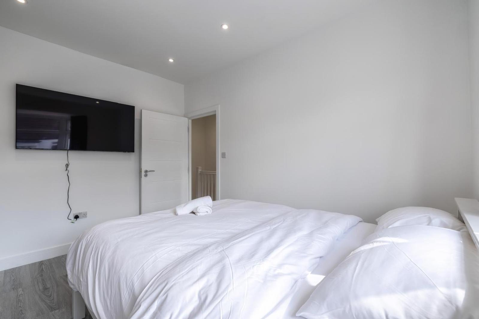 Modern Home With Driveway Parking For 2 Vehicles, Near Tottenham Hotspur Stadium, White Hart Lane Train Station London Exterior photo