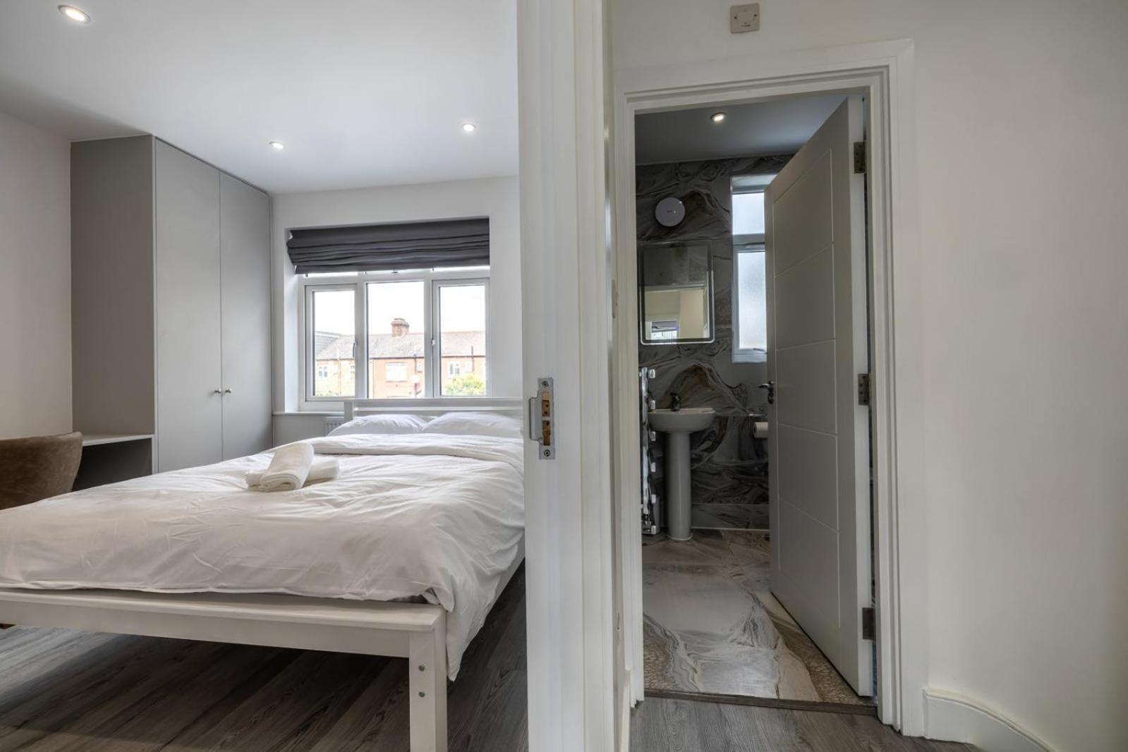 Modern Home With Driveway Parking For 2 Vehicles, Near Tottenham Hotspur Stadium, White Hart Lane Train Station London Exterior photo