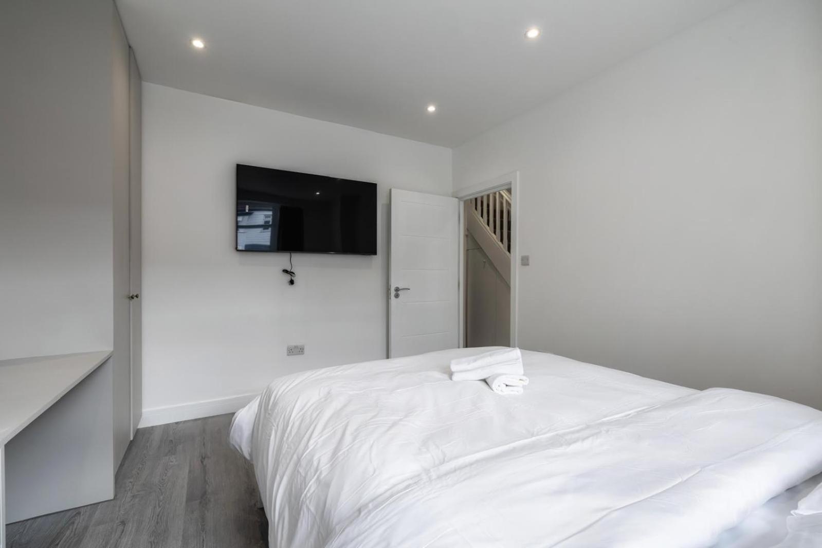Modern Home With Driveway Parking For 2 Vehicles, Near Tottenham Hotspur Stadium, White Hart Lane Train Station London Exterior photo