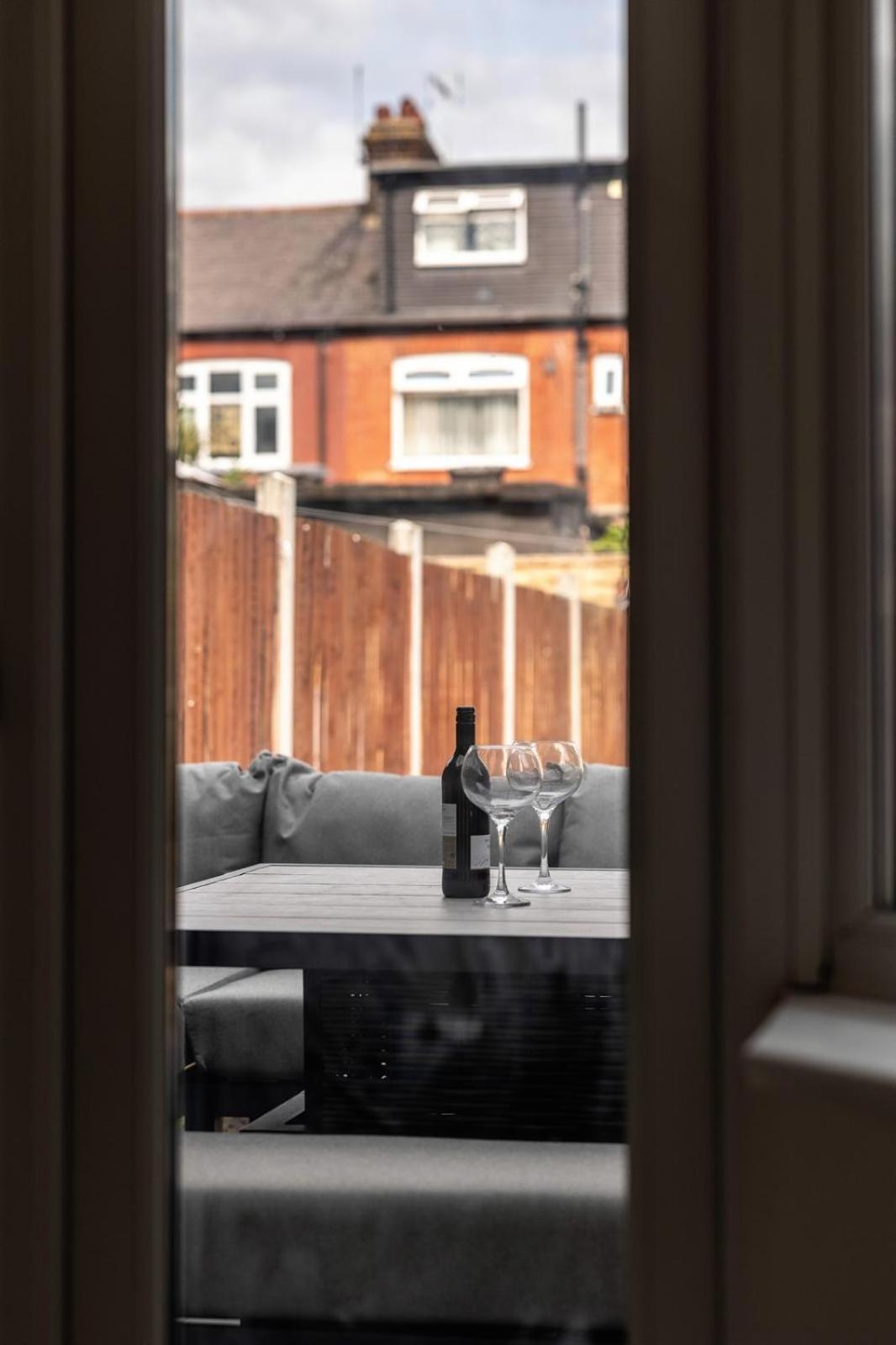 Modern Home With Driveway Parking For 2 Vehicles, Near Tottenham Hotspur Stadium, White Hart Lane Train Station London Exterior photo
