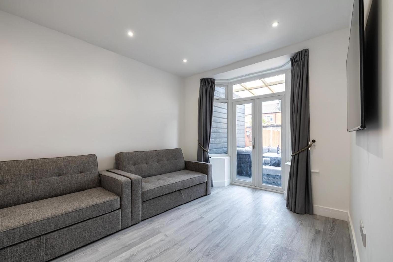 Modern Home With Driveway Parking For 2 Vehicles, Near Tottenham Hotspur Stadium, White Hart Lane Train Station London Exterior photo